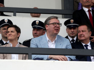 Ana Brnabić, Aleksandar Vučić i Ivica Dačić sa policajcima