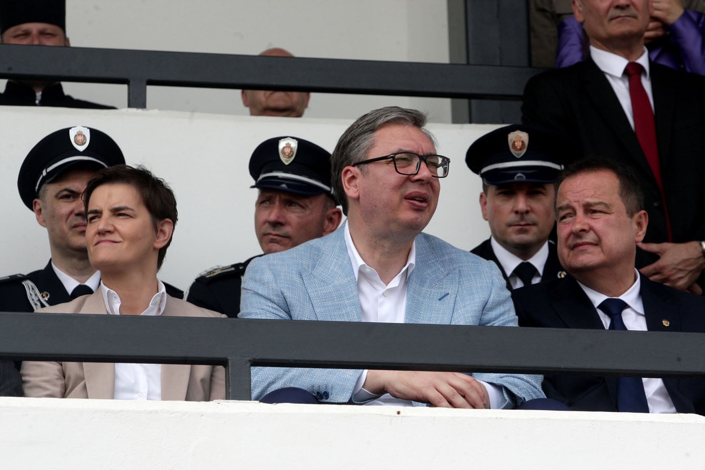Ana Brnabić, Aleksandar Vučić i Ivica Dačić sa policajcima