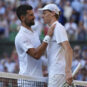 Novak Đoković i Janik Sner u beloj opremi na Vimbldonu