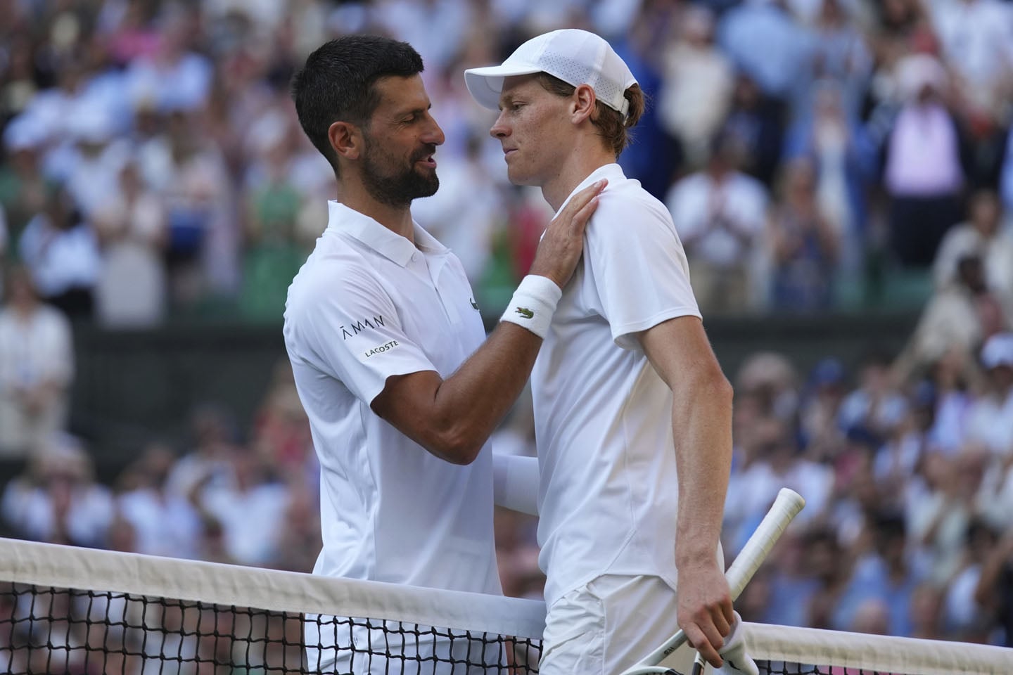 Novak Đoković i Janik Sner u beloj opremi na Vimbldonu