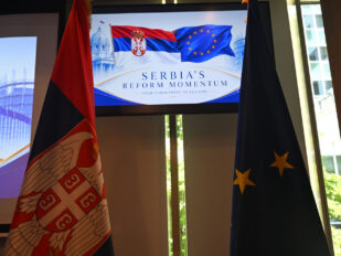 Ispreepletene zastave Srbije i Evropske unije