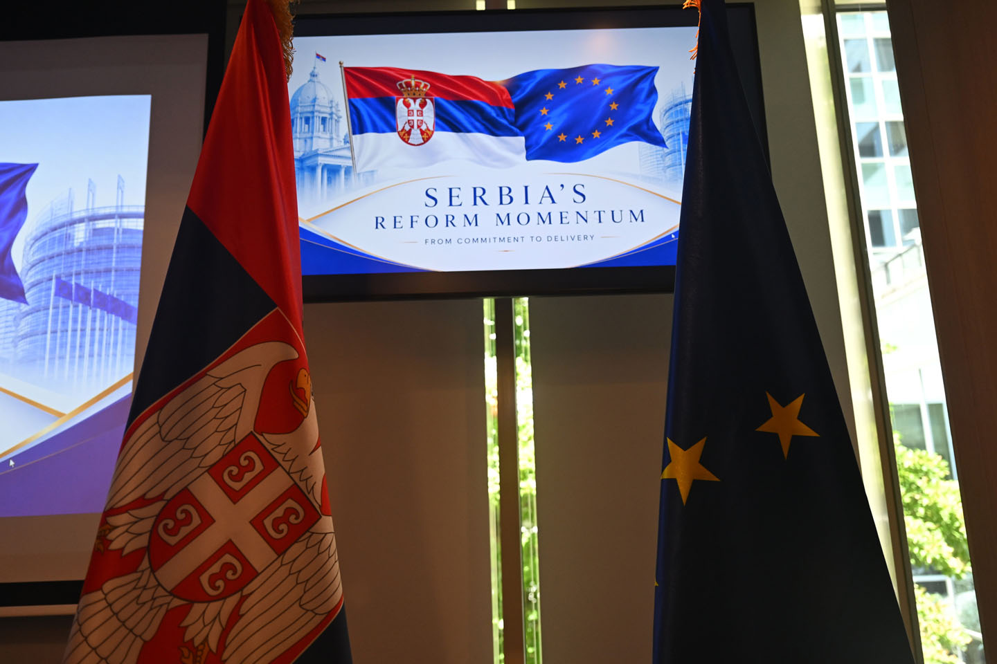 Ispreepletene zastave Srbije i Evropske unije