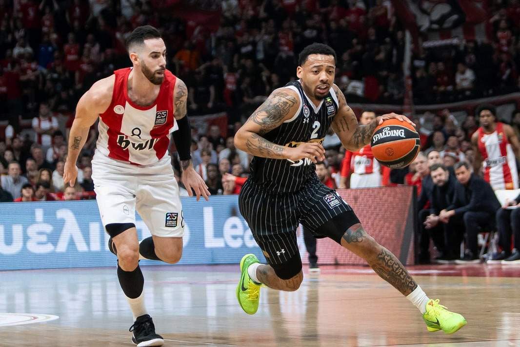 Karlik Džouns (Partizan) dribla loptu pored Luke Vildoze (Olimpijakos), Evroliga