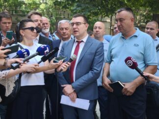 Predstavnici GSP-a se obraćaju novinarima nakon sastanka sa Aleksandrom Vučićem