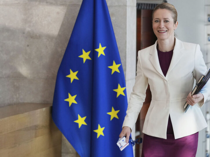 Šefica diplomatije EU Kaja Kalas prolazi ppored zastave EU