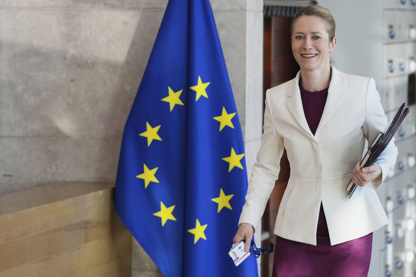 Šefica diplomatije EU Kaja Kalas prolazi ppored zastave EU