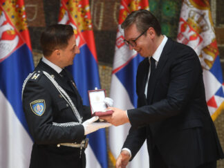 Aleksandar Vučić dodeljuje orden Veselinu Miliću