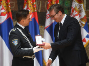 Velin Milić u paradnoj uniformi prima orden od Aleksandra Vučića