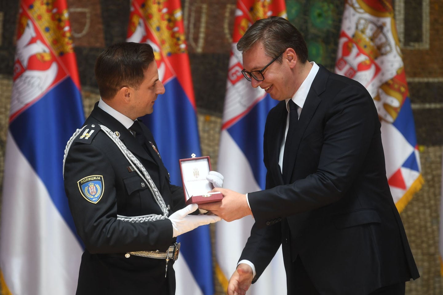 Velin Milić u paradnoj uniformi prima orden od Aleksandra Vučića