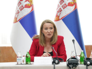 Ministarka državne uprave i lokalne samouprave Srbije Snežana Paunović sa dve srpske zastave
