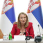 Ministarka državne uprave i lokalne samouprave Srbije Snežana Paunović sa dve srpske zastave
