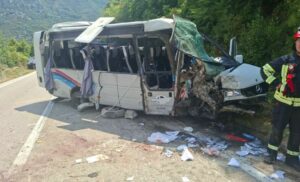 Tragedija kod Risna: Poginula jedna osoba, 16 povređenih, svi putnici iz Srbije