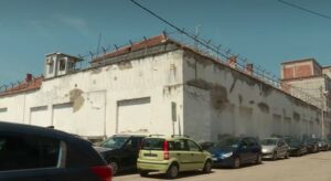 Filmsko bekstvo iz zatvora u Prokuplju: Osuđenici izašli kroz rupu na plafonu, istraga ćuti