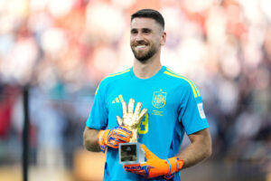 Golman Unai Simon drži trofej namenjen najboljem golmanu Svetskog prvenstva 2026.
