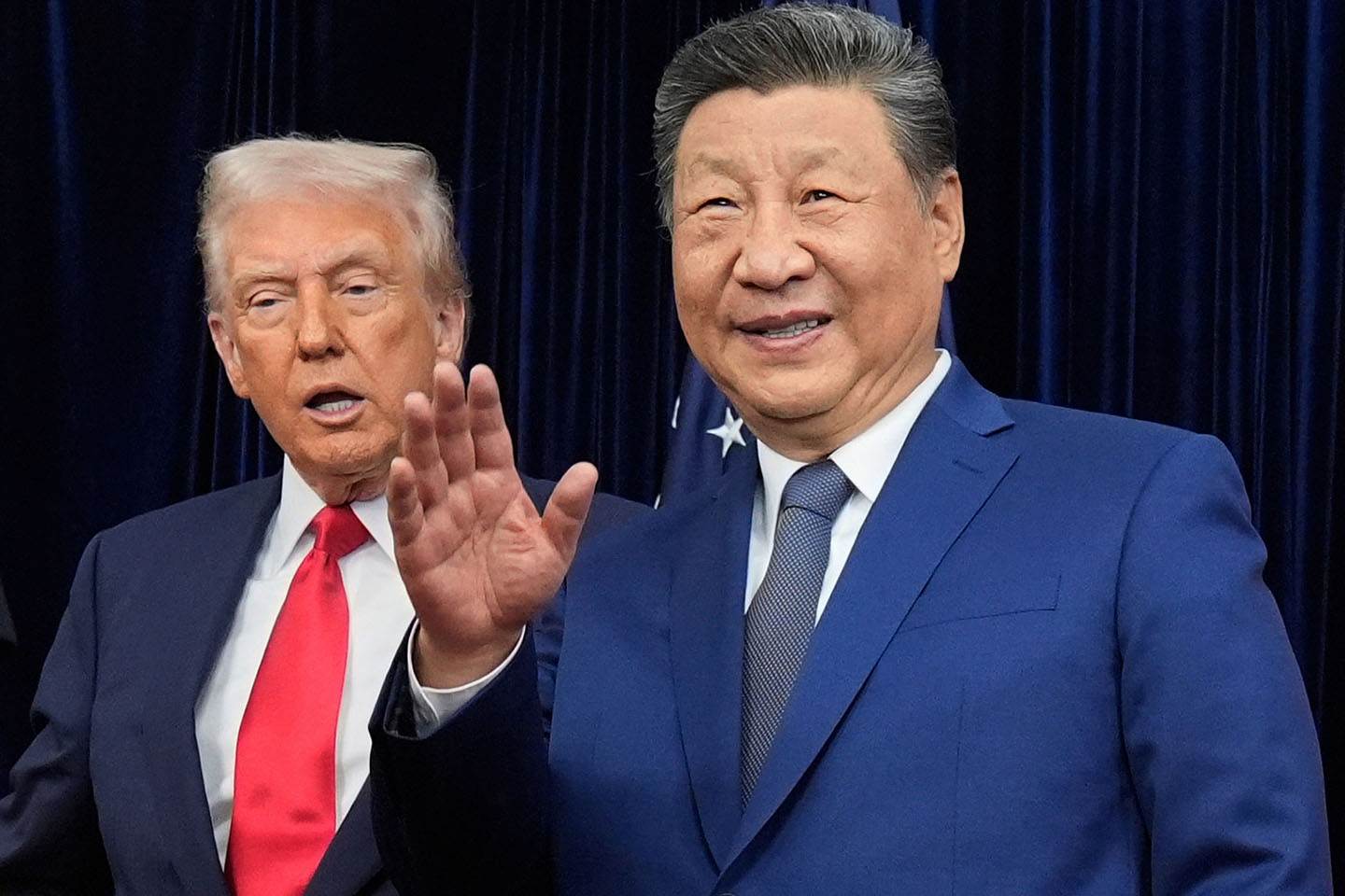 Donald Tramp i Si Đinping koji maše rukom