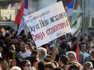 Vidvdasnki protest, transparent na natpisom 