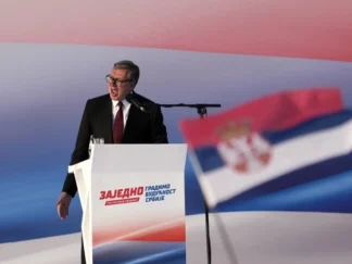 Aleksandar Vučić viče na bini.