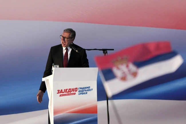 Aleksandar Vučić viče na bini.