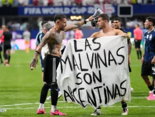Fudbaleri Argentine sa spornim transparentom