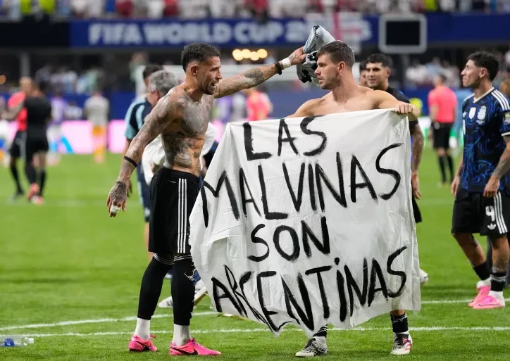 Fudbaleri Argentine sa spornim transparentom