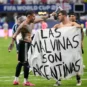 Fudbaleri Argentine sa spornim transparentom