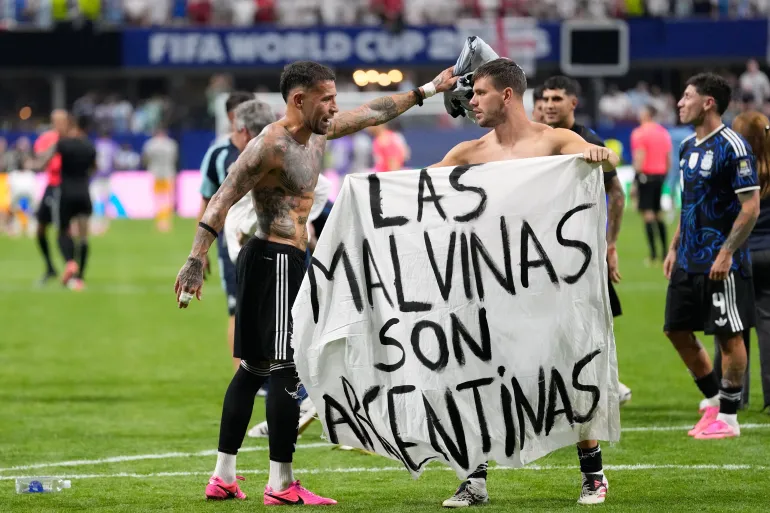 Fudbaleri Argentine sa spornim transparentom