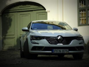 Reno beli parkiran ispred kuće