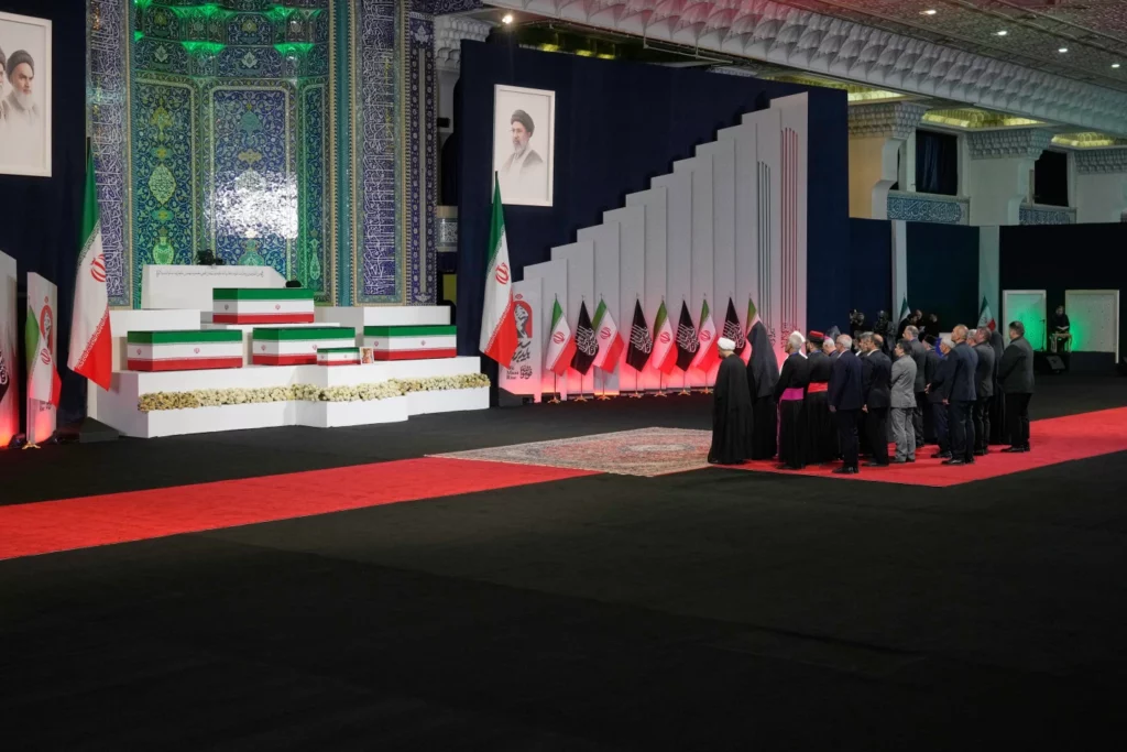 Iranski verski vođe i drugi ožalošćeni odaju počast pred kovčezima ubijenog iranskog vrhovnog vođe ajatolaha Alija Hamneija i članova njegove porodice tokom ceremonije opela uoči višednevne sahrane u Velikoj džamiji Imama Homeinija u Mosali u Teheranu