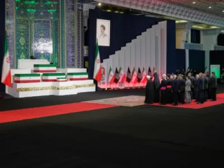 Iranski verski vođe i drugi ožalošćeni odaju počast pred kovčezima ubijenog iranskog vrhovnog vođe ajatolaha Alija Hamneija i članova njegove porodice tokom ceremonije opela uoči višednevne sahrane u Velikoj džamiji Imama Homeinija u Mosali u Teheranu