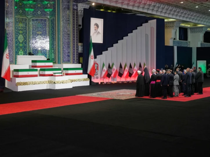 Iranski verski vođe i drugi ožalošćeni odaju počast pred kovčezima ubijenog iranskog vrhovnog vođe ajatolaha Alija Hamneija i članova njegove porodice tokom ceremonije opela uoči višednevne sahrane u Velikoj džamiji Imama Homeinija u Mosali u Teheranu
