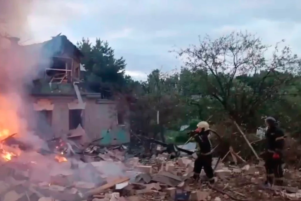 Vatrogasci gase požar izazvan napadom ukrajinskih dronova