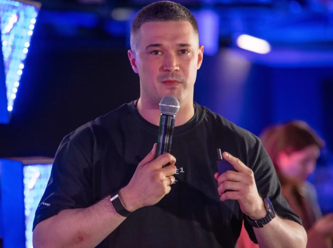 Bivši ministar odbrane Ukraijine Mihail Fedorov drži govor