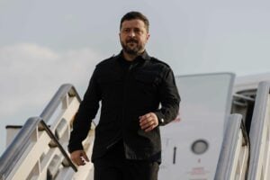 Beograd, 7.08.2026. - Ministarka rudarstva i energetike Dubravka Djedovic Handanovic docekala je danas na Aerodromu "Nikola Tesla" predsednika Ukrajine Volodimira Zelenskog, koji boravi u zvanicnoj poseti Srbiji. (BETAPHOTO/Ministarstvo ruradstva i energetike/Nenad Kostic)