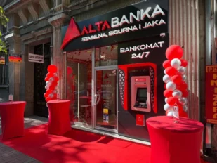 Alta banka i crveno-beli baloni i bankomat
