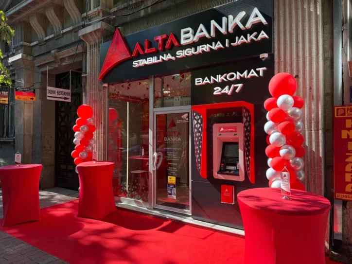 Alta banka i crveno-beli baloni i bankomat