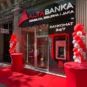 Alta banka i crveno-beli baloni i bankomat