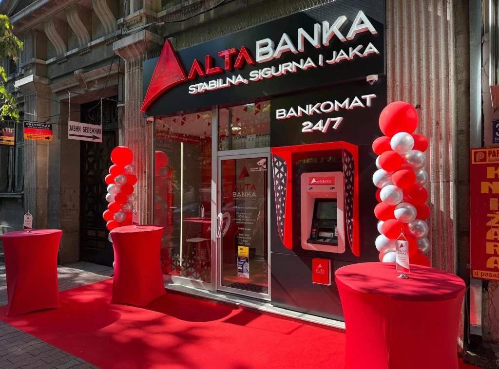 Alta banka i crveno-beli baloni i bankomat