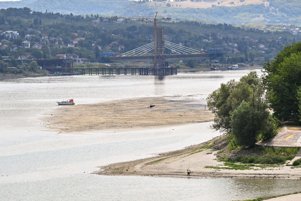Novi Sad, 3. avgusta 2026.- Pokrajinski štab za vanredne situacije, na čijem čelu je predsednica Pokrajinske vlade Maja Gojković, izdao je danas zabranu vodozahvatanja iz Hidrosistema Dunav - Tisa – Dunav svim korisnicima sistema na teritoriji Autonomne pokrajine Vojovodine, odnosno na teritoriji Južnobačkog, Severnobačkog i Zapadnobačkog upravnog okruga.Na danas održanoj vanrednoj sednici Pokrajinskog štaba za vanredne situacije razmatran je izveštaj Javnog vodoprivrednog preduzeća