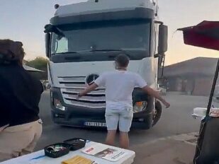 Student Jovan Milovac ispred kamiona sa natpisom