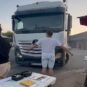 Student Jovan Milovac ispred kamiona sa natpisom