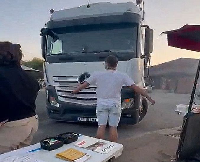Student Jovan Milovac ispred kamiona sa natpisom