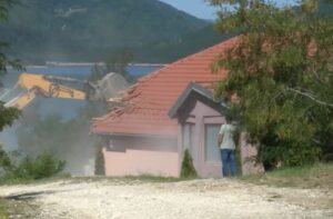 Istekao rok za rušenje još 11 objekata na Gazivodama: Porodice iznele stvari iz kuća