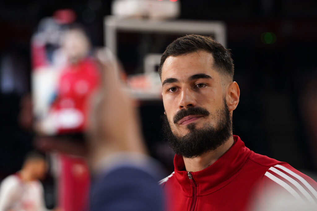 Beograd, 16. oktobra 2025.- Košarkaš Crvene zvezde Nikola Kalinic izjavio je danas u Beogradu da očekuje težak meč protiv madridskog Reala u petom kolu Evrolige.