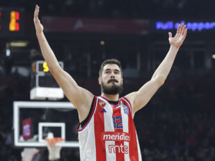 Beograd, 23. decembra 2024. - KoĹˇarkaĹˇi Crvene zvezde doÄŤekali su u Beogradskoj areni ekipu Partizana u derbi meÄŤu 13. kola regionalne ABA lige. KoĹˇarkaĹˇ Crvene Zvezde Nikola Kalinic proslavlja pobedu svog tima.