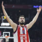 Beograd, 23. decembra 2024. - KoĹˇarkaĹˇi Crvene zvezde doÄŤekali su u Beogradskoj areni ekipu Partizana u derbi meÄŤu 13. kola regionalne ABA lige. KoĹˇarkaĹˇ Crvene Zvezde Nikola Kalinic proslavlja pobedu svog tima.
