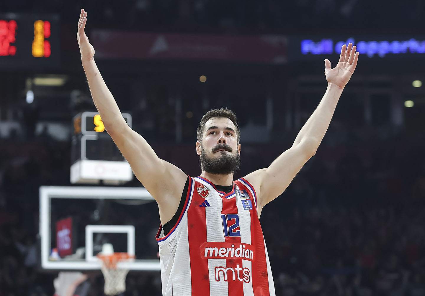 Beograd, 23. decembra 2024. - Košarkaši Crvene zvezde dočekali su u Beogradskoj areni ekipu Partizana u derbi meču 13. kola regionalne ABA lige. Košarkaš Crvene Zvezde Nikola Kalinic proslavlja pobedu svog tima.