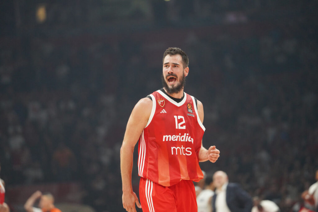 Beograd, 9. oktobra 2024.-Kosarkasi Crvene zvezde savladali su veÄŤeras Baskoniju rezultatom 78:71 u utakmici drugog kola Evrolige. Crveno-beli imaju skor 2-0, dok je Baskonija na 1-1. Na fotografiji Kalinicj.