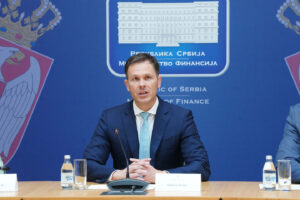 Stižu naprednjački darovi: Jeftiniji lekovi, dodaci penzionerima, 6.000 dinara svim građanima…