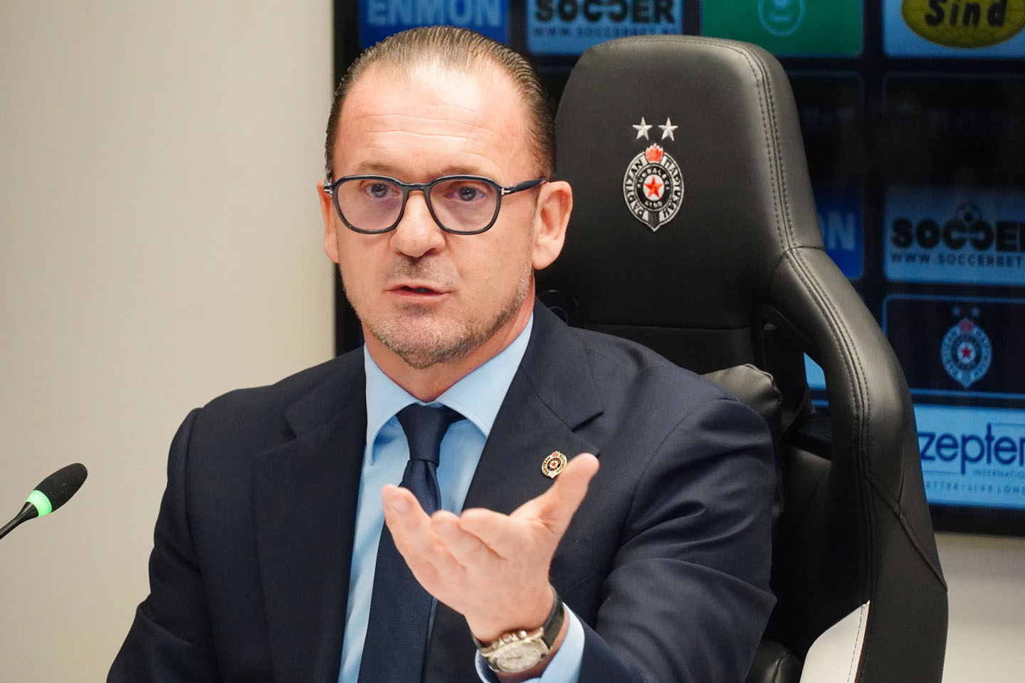 Predrag Mijatović priča na konferenciji