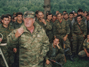 Ratko Mladić drži govor u blizini Cazina, u septembru 1994.